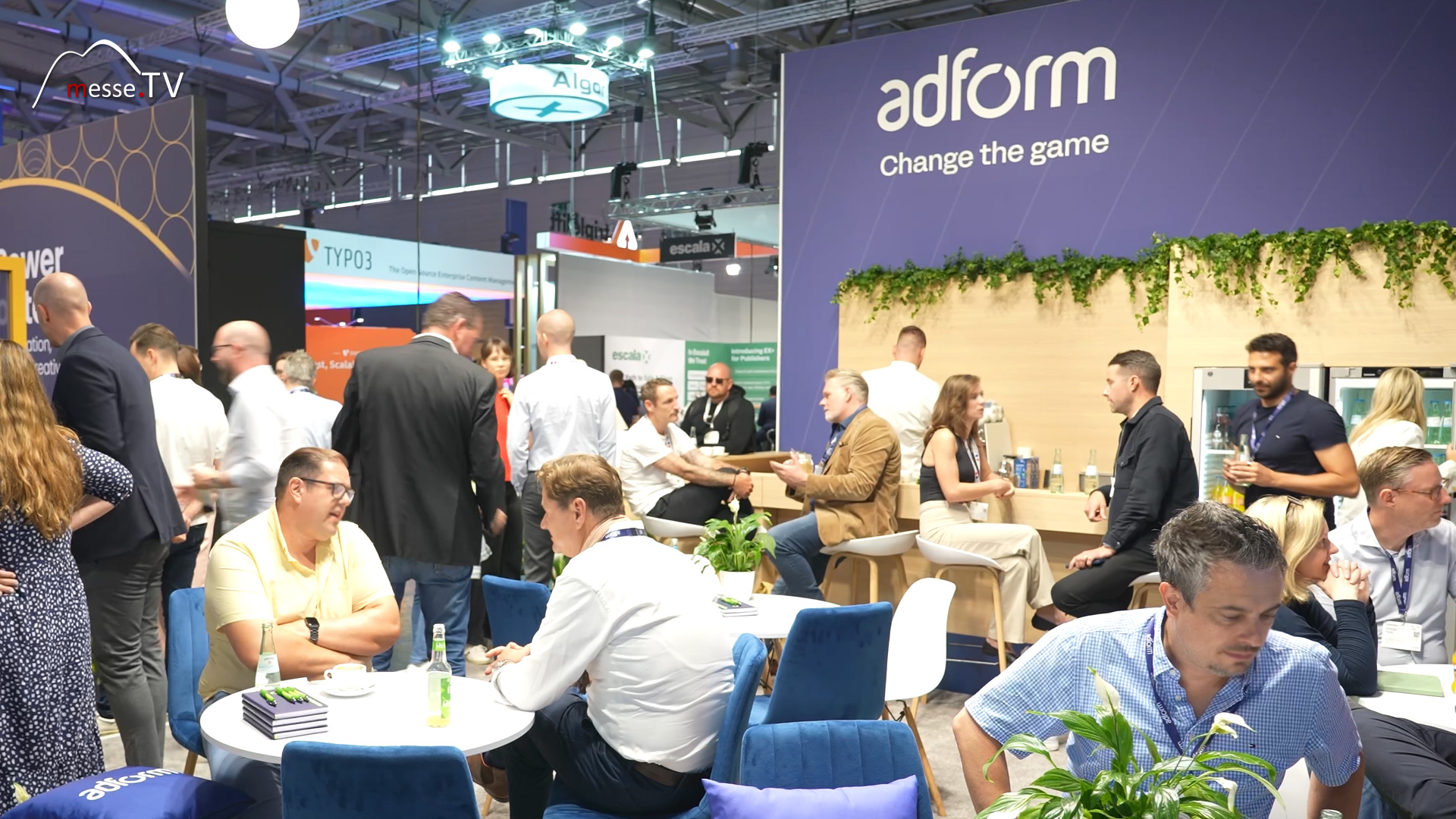 Fachgespraeche und Kundenaustausch Adform DMEXCO 2024