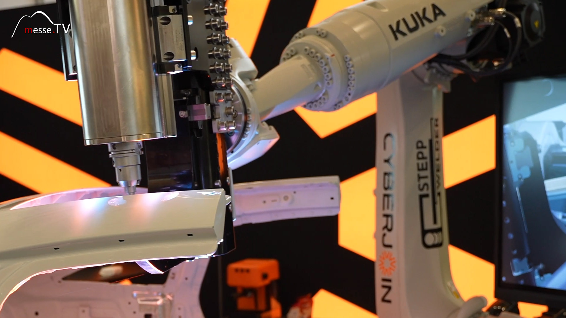 Schweissroboter Roboterarm KUKA Step Welder CyberJoin Euroblech Hannover