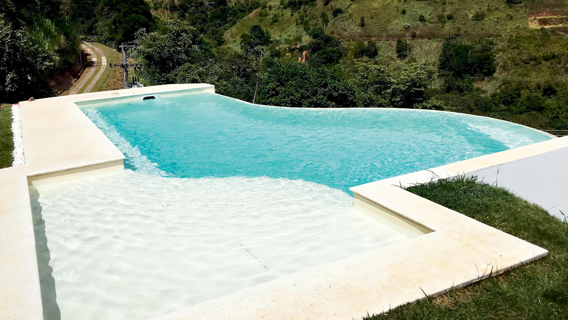 Infinity Pool mit Desjoyaux Pool System