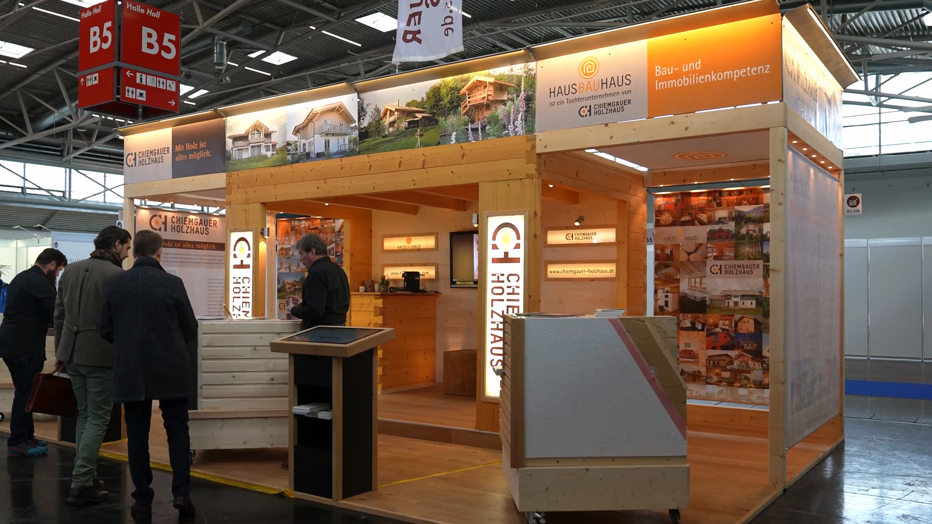 Massivholzhäuser Chiemgauer Holzhaus Messestand Heim Handwerk 2024 München