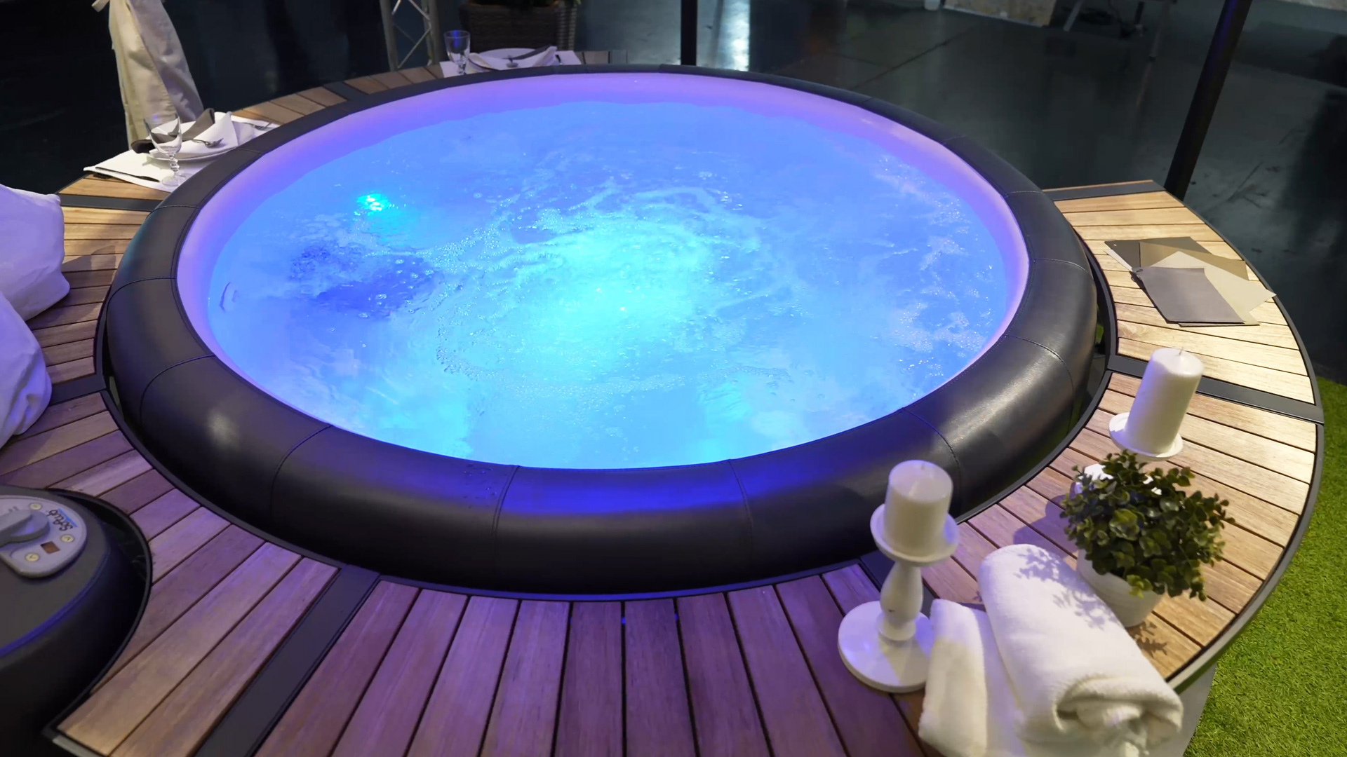 Softub Whirlpools für drinnen und draußen