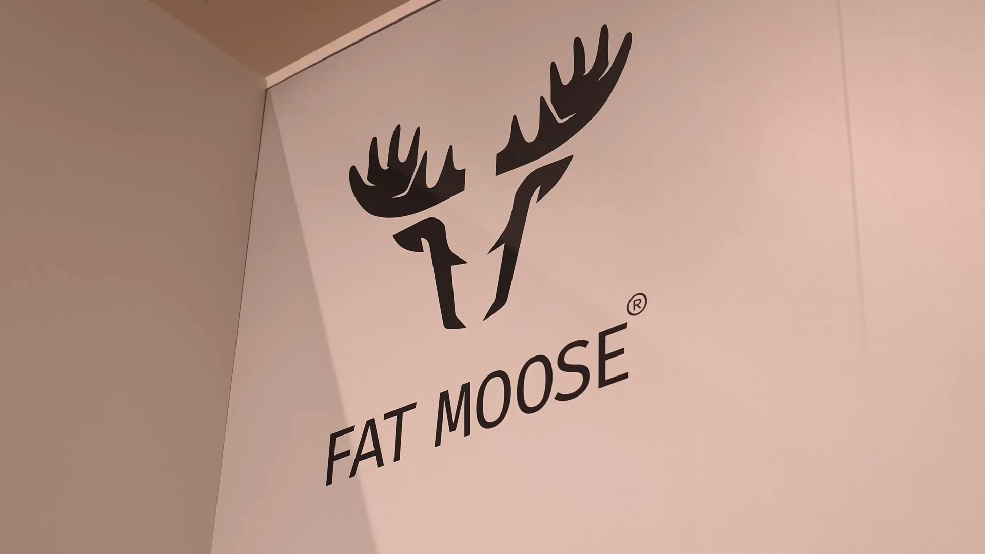 Logo FAT MOOSE am ISPO Messestand 2024 Messe Muenchen