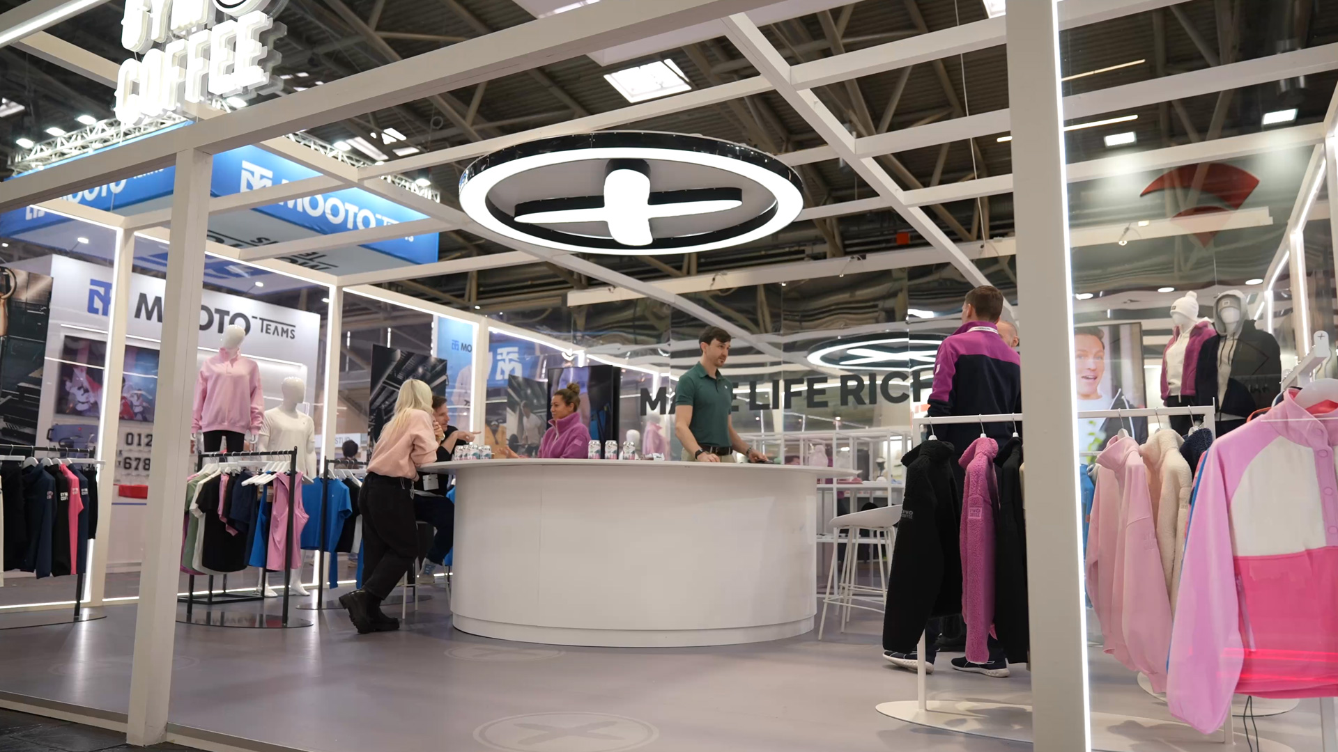 Neue Kollektion 2025 Gym plus Coffee Messestand ISPO Munich