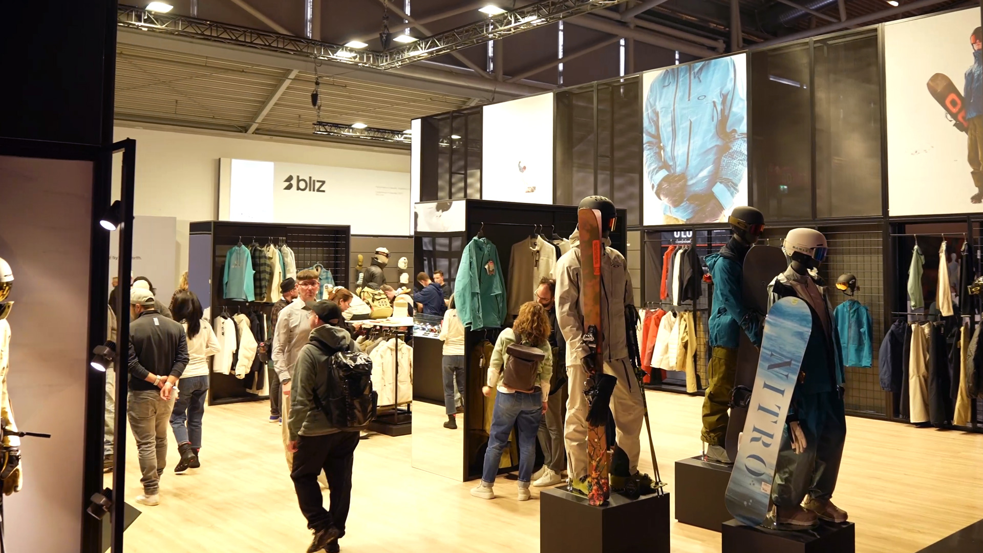 Neuheiten Oakley Messestand ISPO Munich 2024