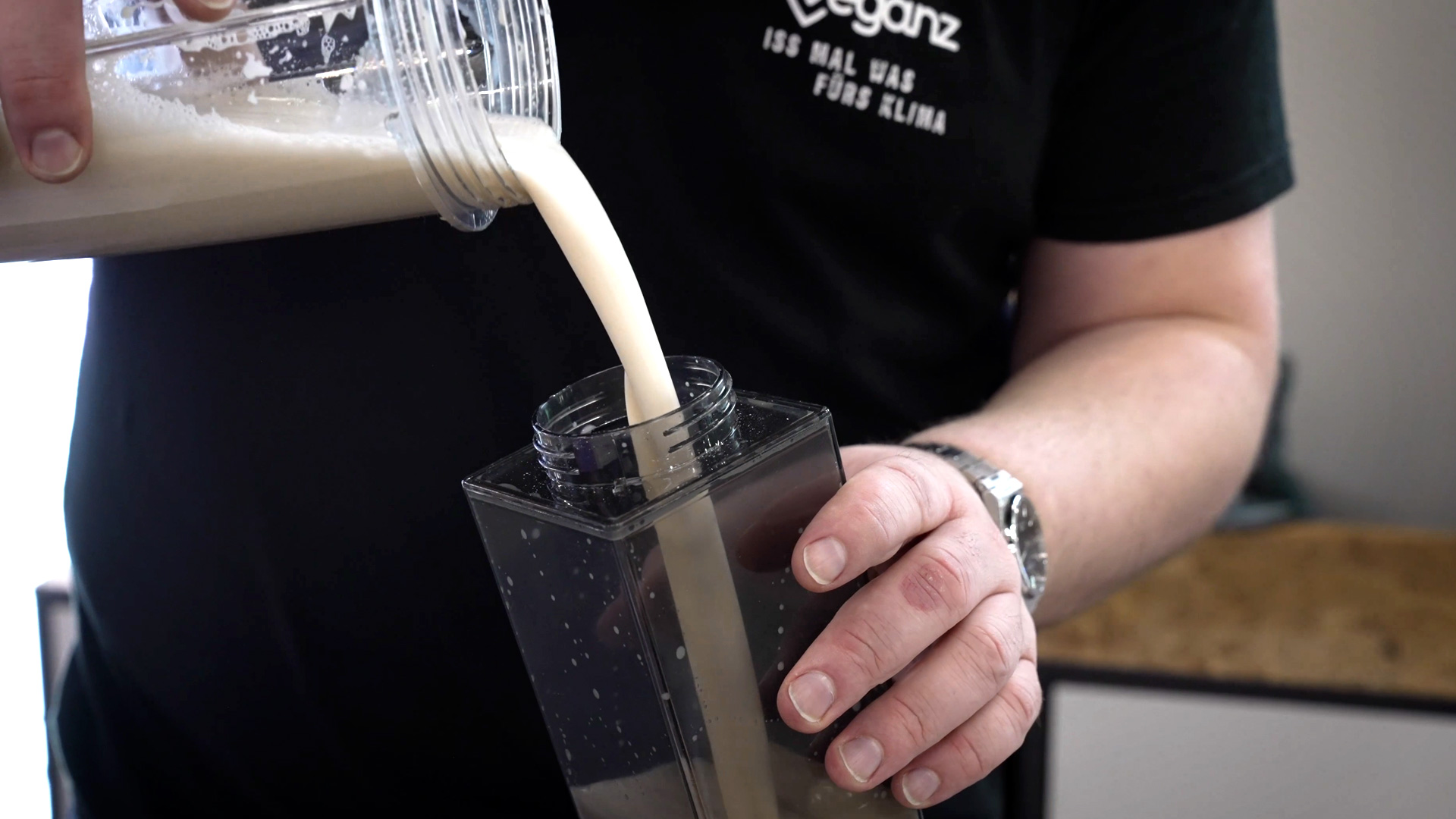 Fertige Milch pur oder im Kaffee genießen