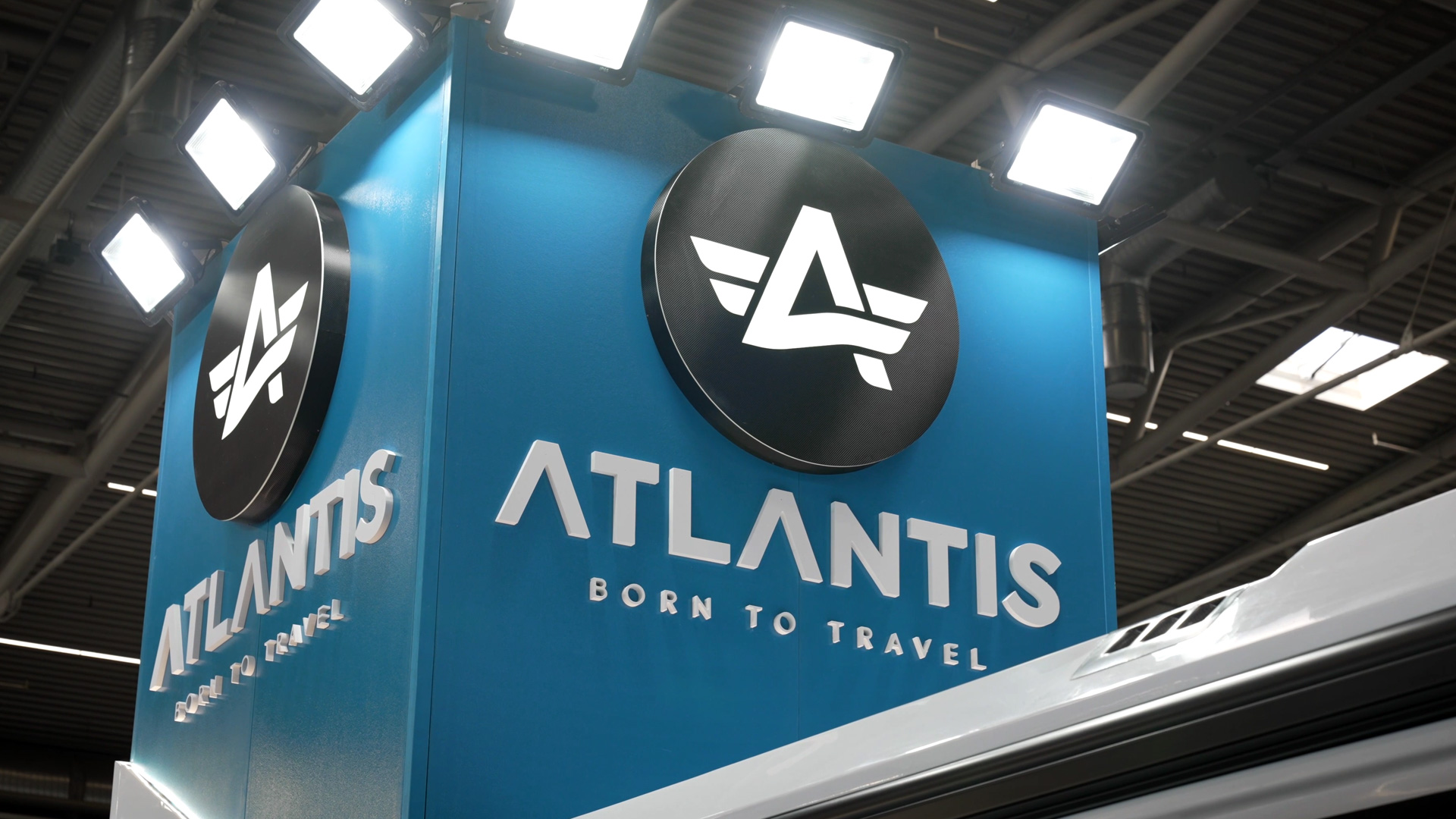 Atlantis Logo Wuerfel ueber Messestand free 2025