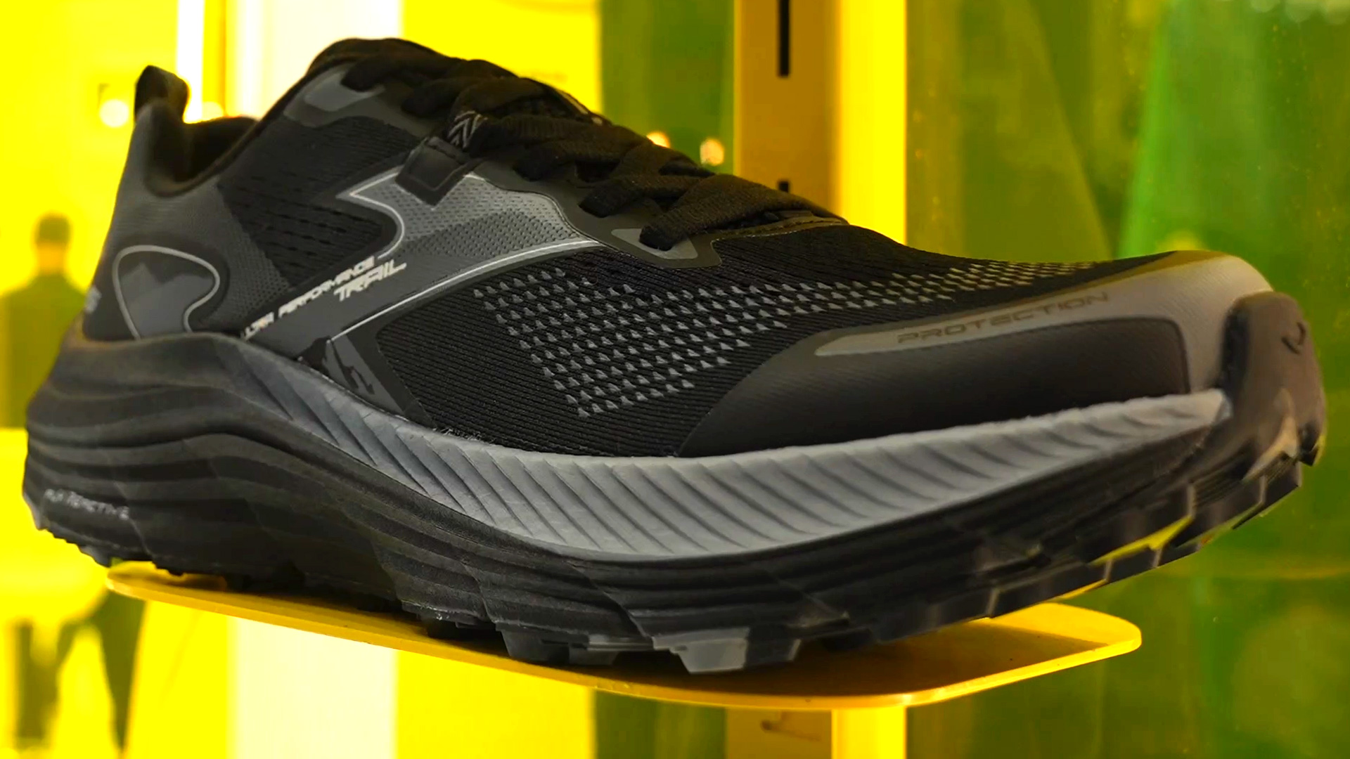 trail running shoe for difficult terrain