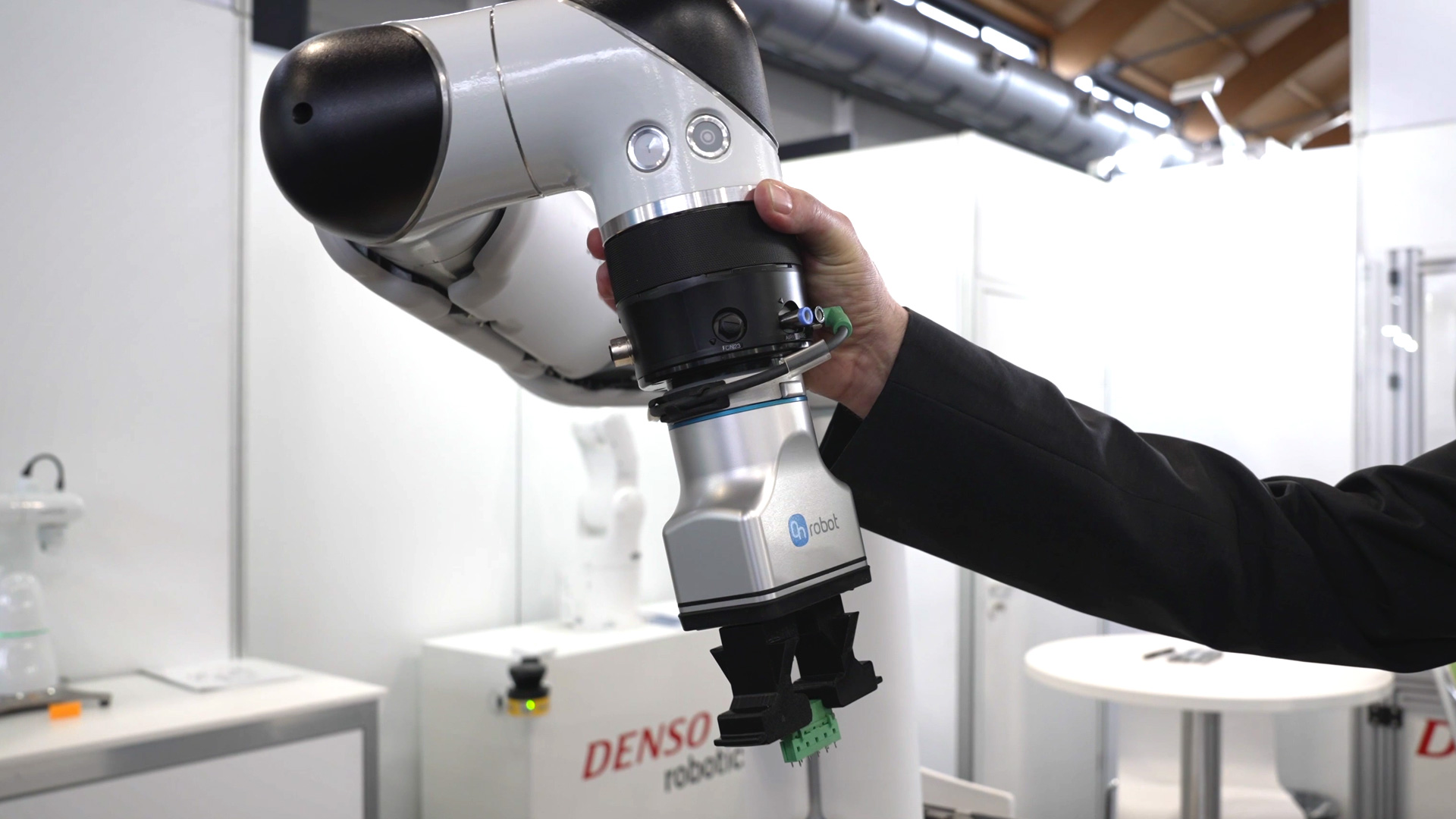 simple and fast programming of collaborative robots via teach in