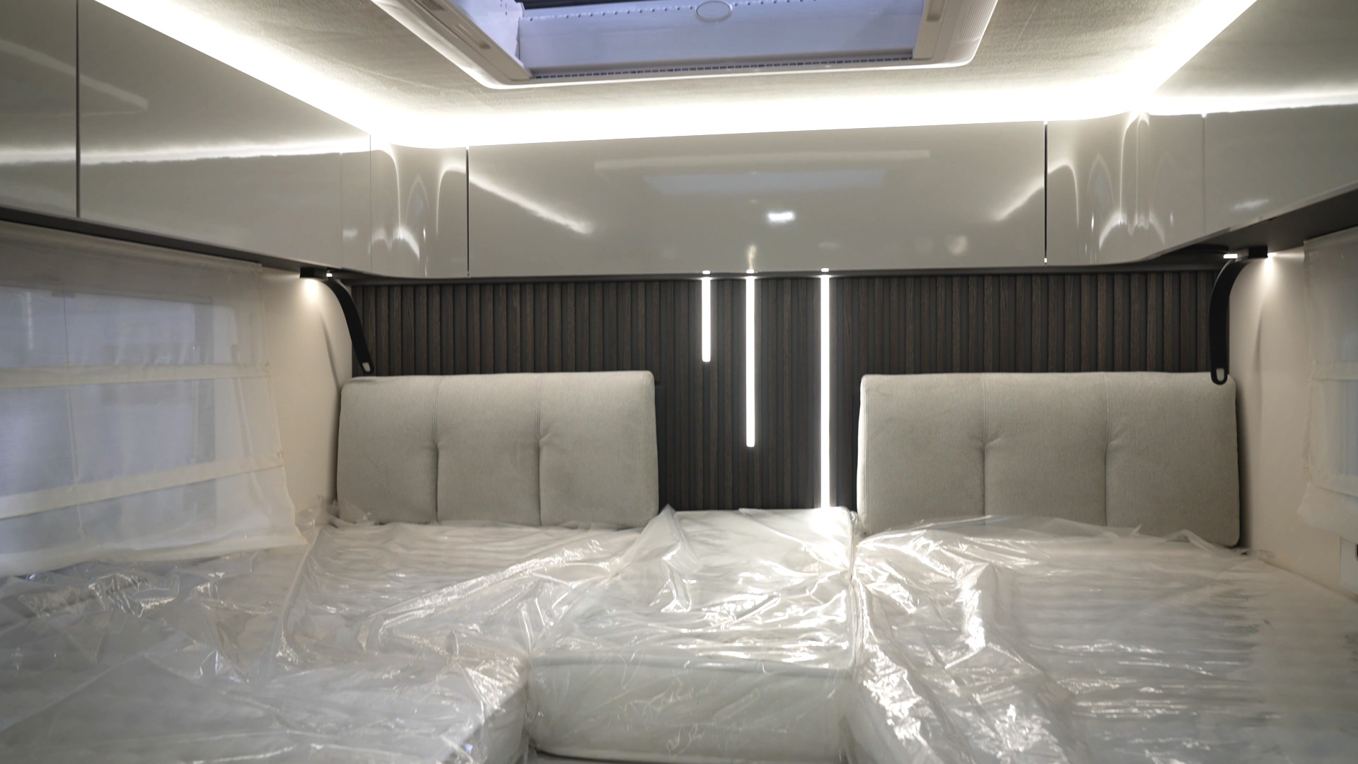 sleeping area with two large beds in mobilvetta motorhome