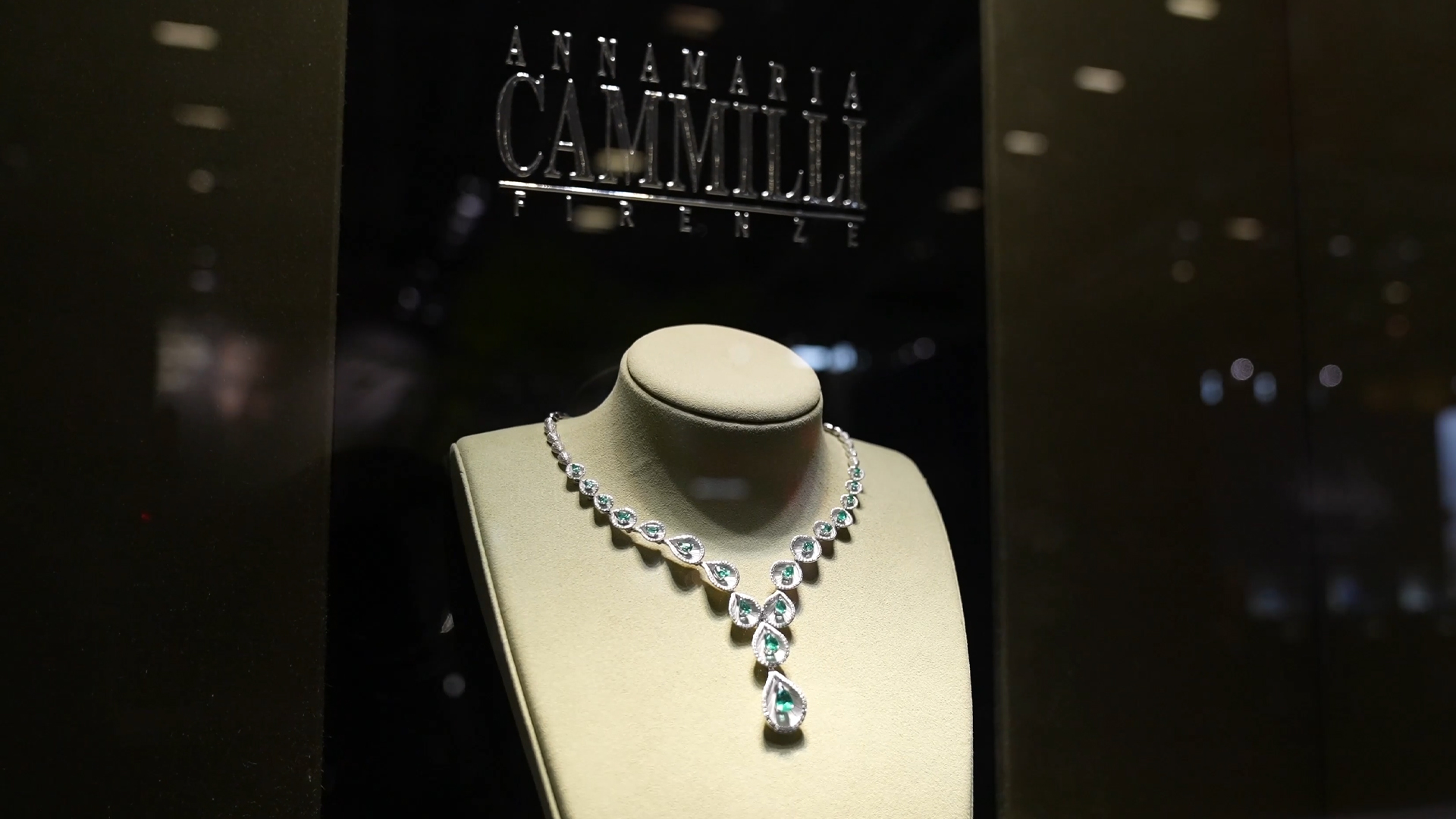 necklace set with precious stones inhorgenta munich